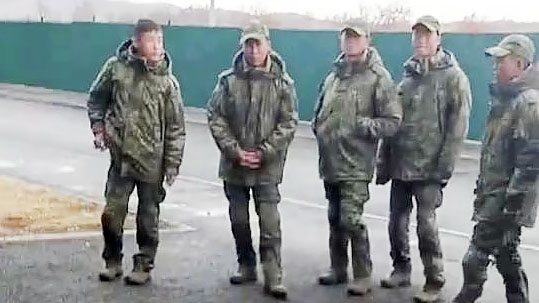Soldiers believed to be from North Korea are standing outside a building at a military base in Sergievsky in Russia's Far Eastern city of Vladivostok in video footage captured by Astra, an outlet claiming to be independent Russian media, on Oct. 22. [SCREEN CAPTURE]