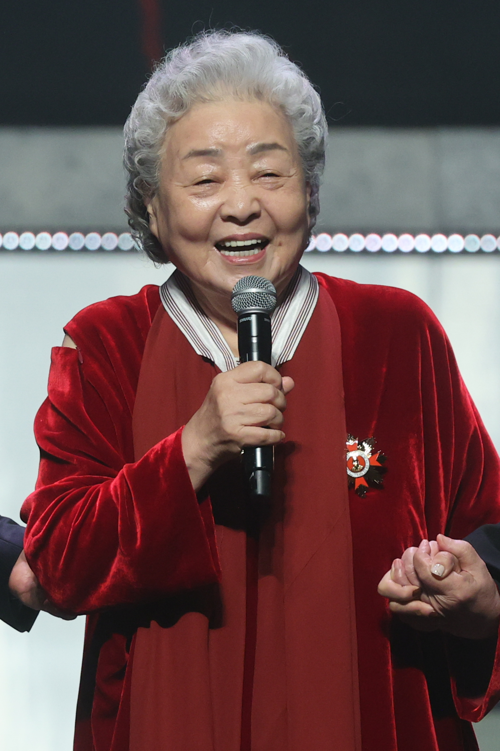 Actor Kang Boo-ja speaks after receiving the Eungwan, or silver crown, Order of Cultural Merit, this year’s highest accolade, during the Korea Popular Culture and Arts Awards at the National Theater's Haeoreum Grand Theater in Jung District, central Seoul, on Thursday evening. [YONHAP]