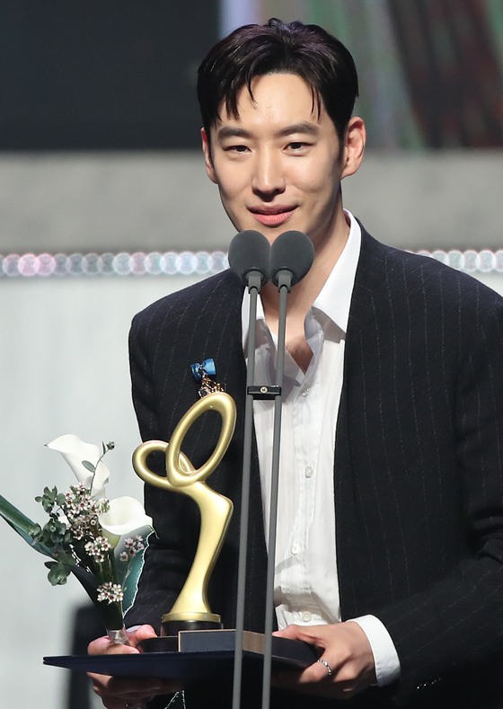 Actor Lee Je-hoon speaks after receiving the Prime Minister’s Commendation during the Korea Popular Culture and Arts Awards at the National Theater's Haeoreum Grand Theater in Jung District, central Seoul, on Thursday evening. [NEWS1]