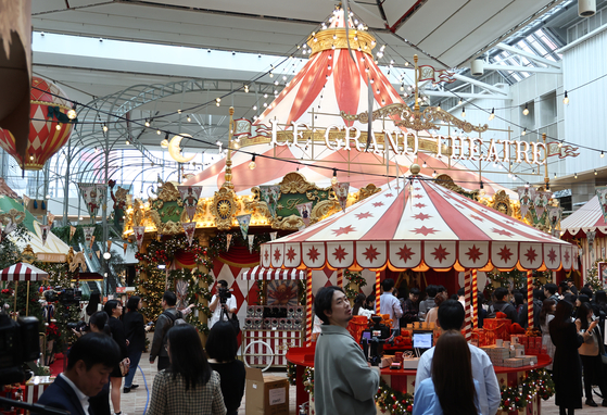 The Christmas-based "H Village" returned to the The Hyundai Seoul department store in Yeouido, western Seoul, on Friday. [YONHAP]