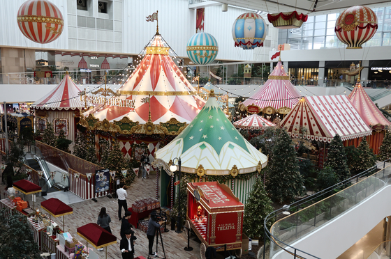 The Christmas-based "H Village" returned to the The Hyundai Seoul department store in Yeouido, western Seoul, on Friday. [YONHAP]
