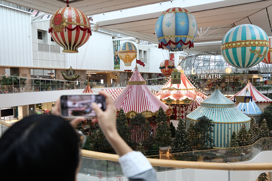 The Christmas-based "H Village" returned to the The Hyundai Seoul department store in Yeouido, western Seoul, on Friday. [YONHAP]