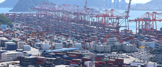 Shipping containers at a port in the southeastern city of Busan on Sept. 30 [YONHAP]