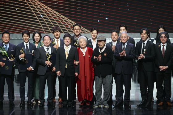 The recipients of this year's Korea Popular Culture and Arts Awards pose for a photo during the ceremony at the National Theater's Haeoreum Grand Theater in Jung District, central Seoul, on Thursday evening. [YONHAP]
