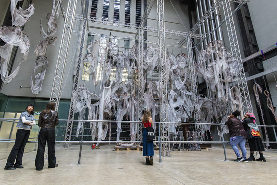 Installation view of ″Hyundai Commission: Mire Lee: Open Wound″ at Tate Modern [TATE]