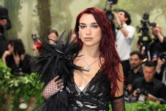Dua Lipa attends The 2024 Met Gala Celebrating ″Sleeping Beauties: Reawakening Fashion″ at The Metropolitan Museum of Art on May 06, 2024 in New York City. [GETTY IMAGES/YONHAP]