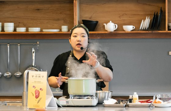 Chef Yoon Ji-ah teaches how to make Galbijjim. [MODIST FILM]
