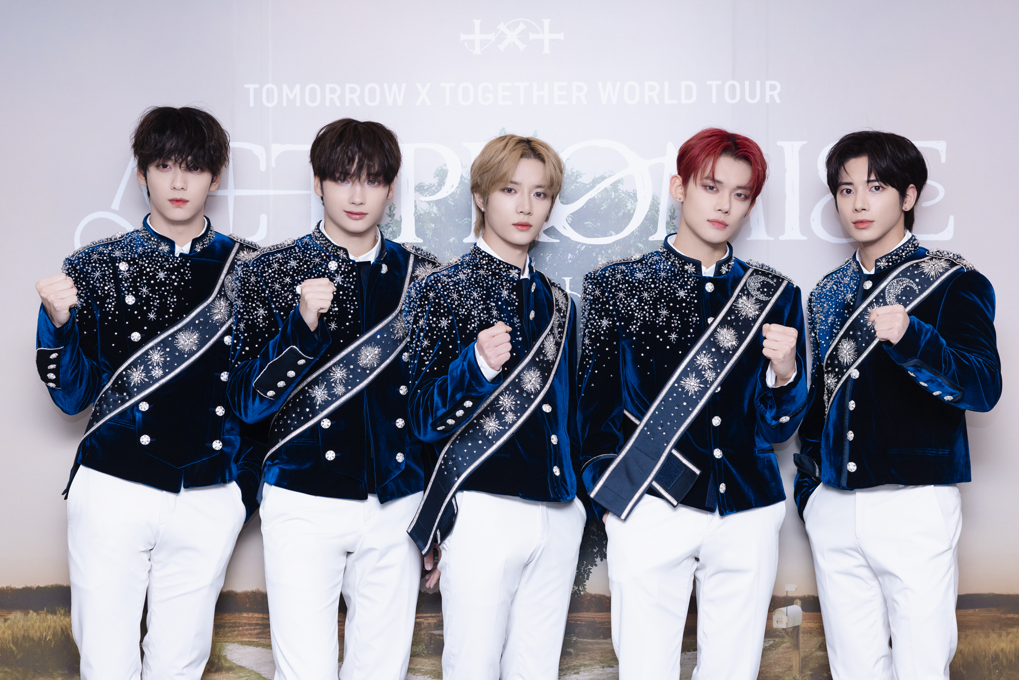 Members of boy band Tomorrow X Together pose for photos prior to a press conference held Nov. 3 at the KSPO Dome in southern Seoul. [BIG HIT MUSIC]