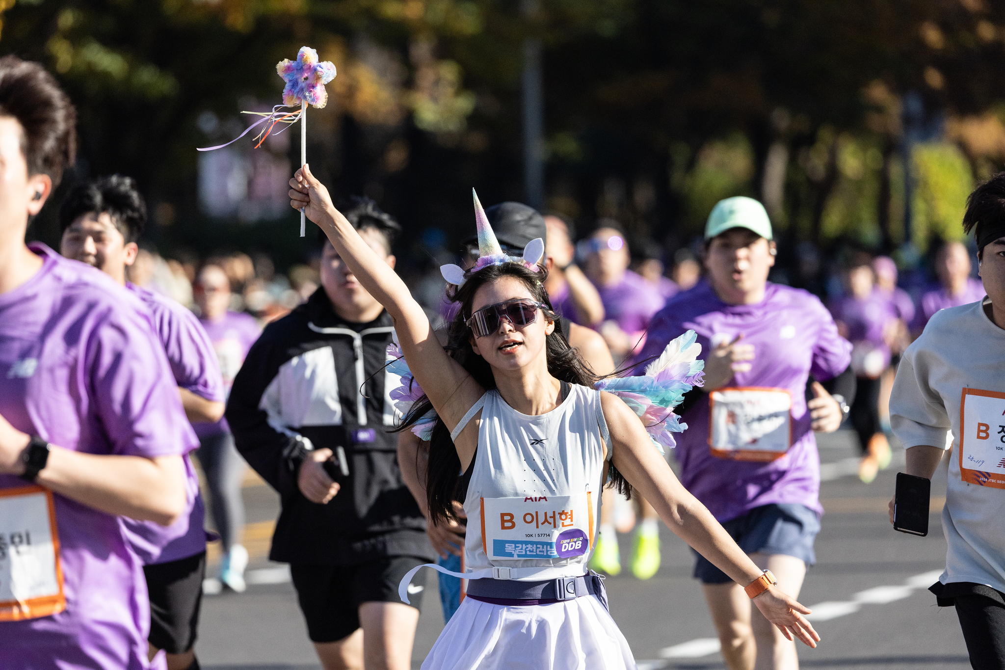 Participants who started the 2024 JTBC Seoul Marathon's 10-kilometer (6.20-mile) long course from Sangam World Cup Stadium in Mapo District, western Seoul, run toward a finish line installed in Yeouido, western Seoul, on Sunday. [JOONGANG PHOTO]
