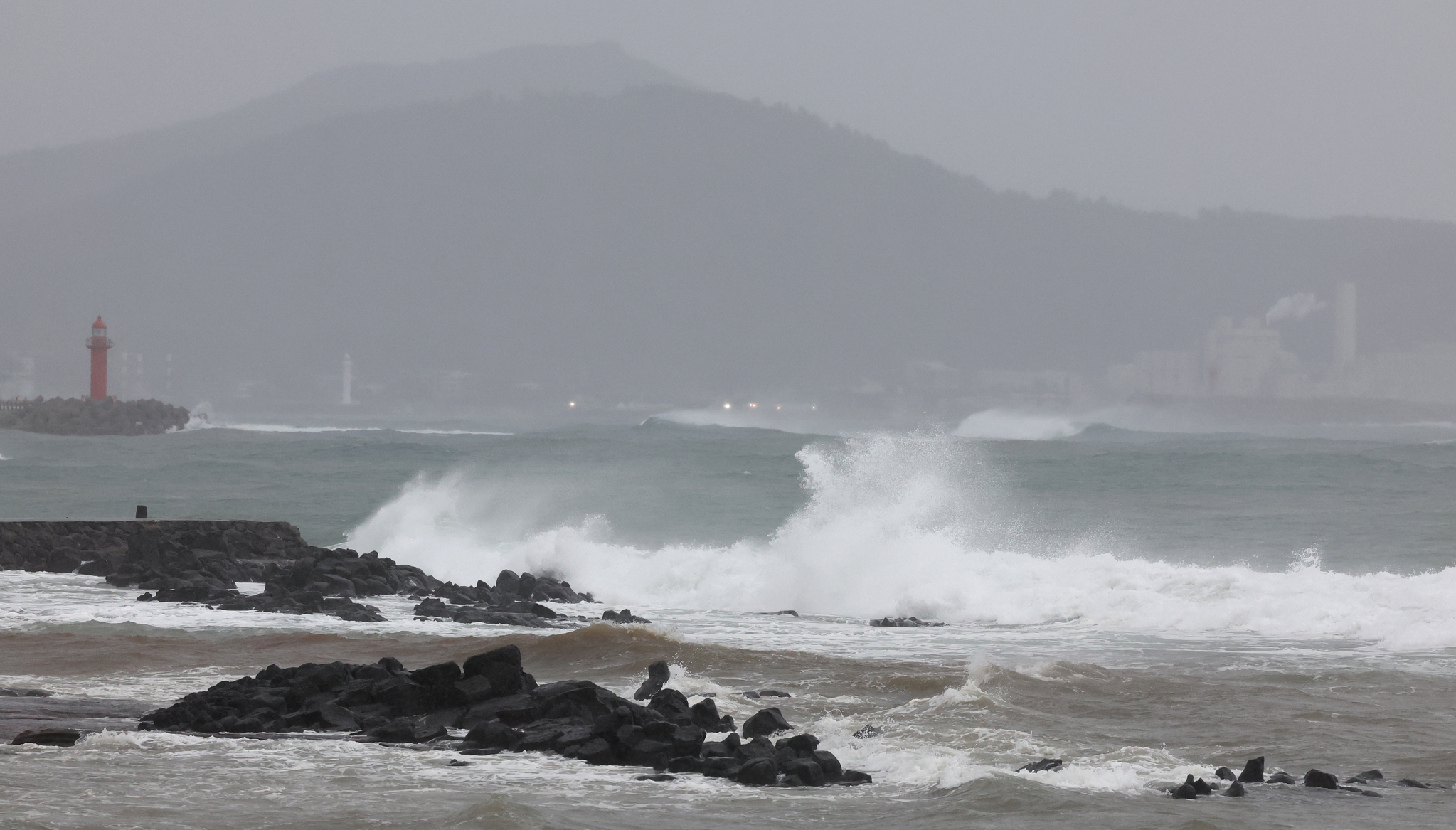 Strong waves hit Jeju beaches amid rainfall on Nov. 1 [YONHAP] 