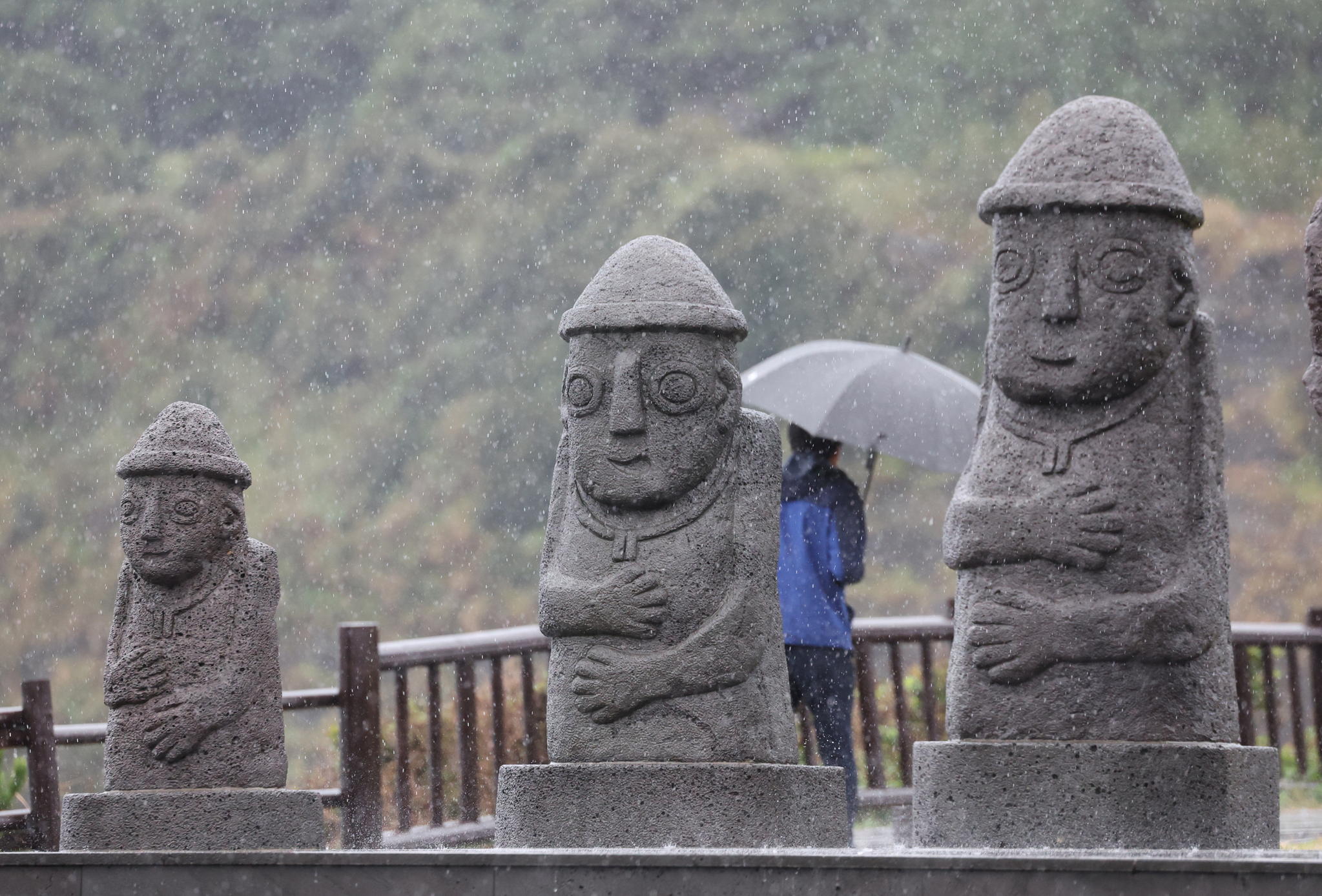 An observation point at Jeju's Mount Songak is drenched by heavy rain on Nov. 1. [YONHAP]  