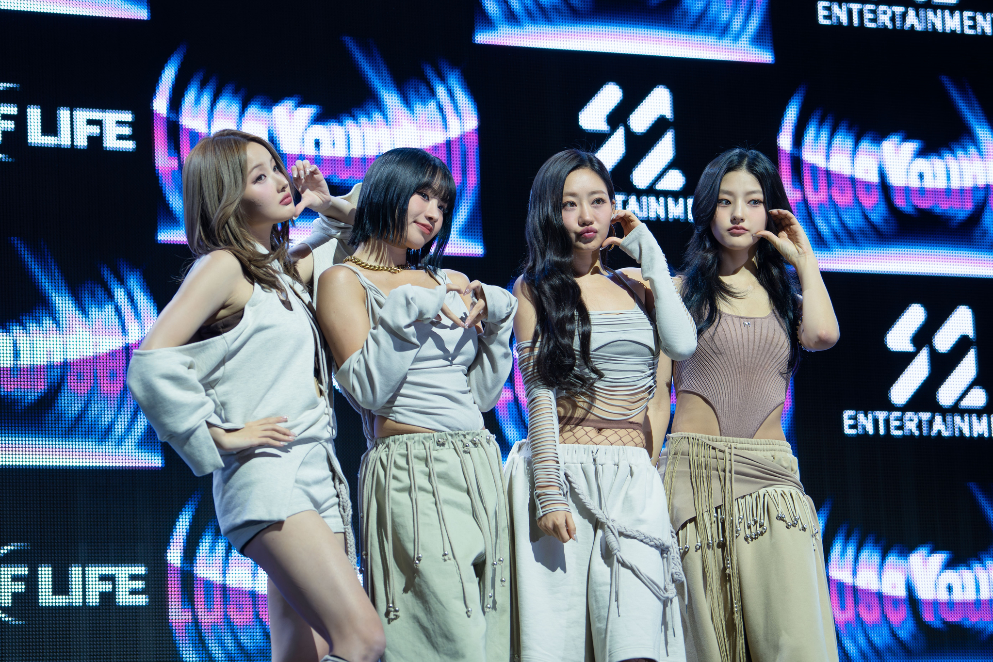 Kiss of Life members pose for a photo during a press showcase held on Oct. 15 at Yes 24 Live Hall in Gwangjin District, eastern Seoul. [DANIELA GONZALEZ PEREZ]