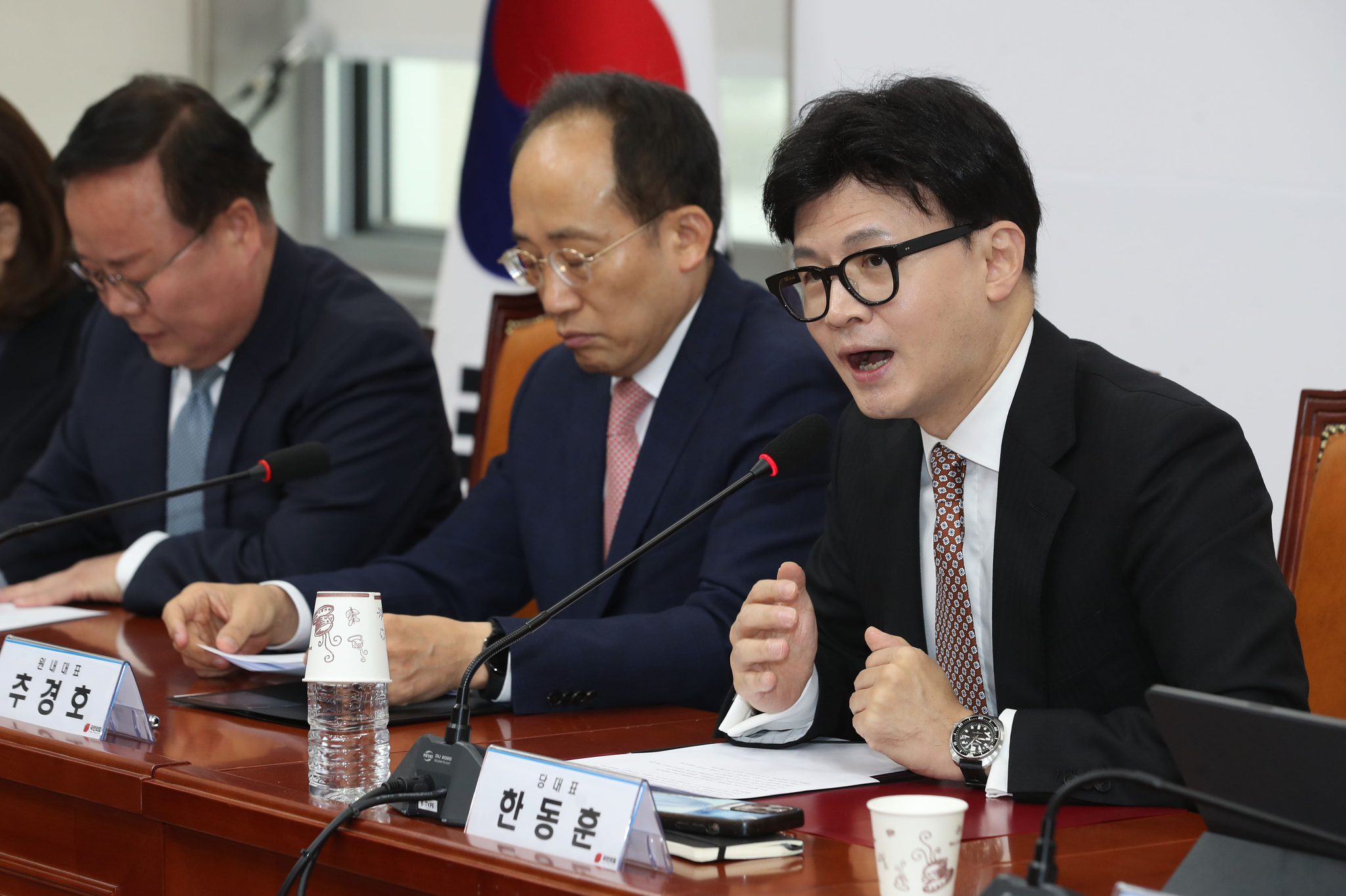 Conservative People Power Party (PPP) leader Han Dong-hoon, right, speaks at the party's supreme council meeting at the National Assembly in Yeouido, western Seoul, on Monday. [NEWS1]