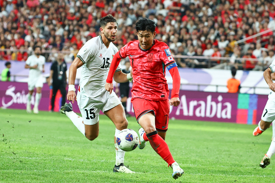 Korea's Son Heung-min dribbles the ball during the 2026 World Cup qualifier against Palestine at Seoul World Cup Stadium in western Seoul on Sept. 5. [JOONGANG ILBO]