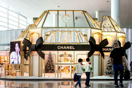 Shinsegae Duty Free and Chanel unveiled the largest podium in the Asia-Pacific region dedicated to the fashion brand's "Winter Tale" collection within Incheon International Airport’s Terminal 2. [SHINSEGAE DUTY FREE]