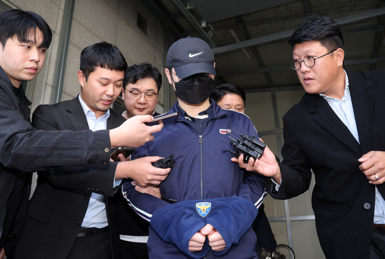 An Army officer who allegedly killed and mutilated his coworker is being moved to Gangwon Provincial Police Agency on Monday for further investigations. [YONHAP]
