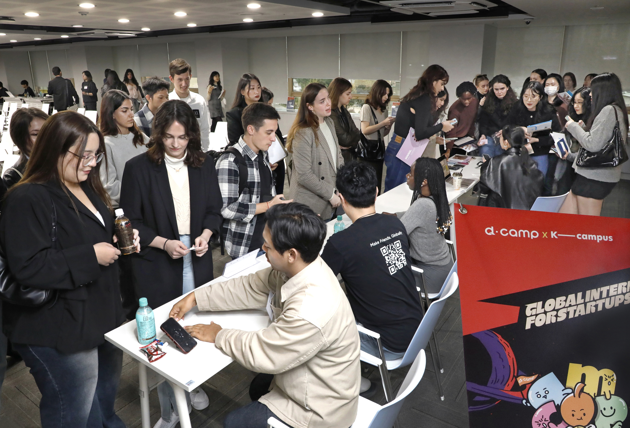Participants speak to startup representatives after the company briefing session ends. [PARK SANG-MOON]
