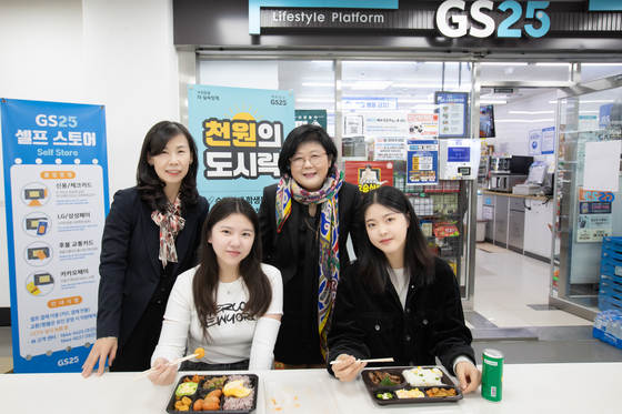 Sookmyung Women’s University students and the university’s president, Moon Si-yeon, pose for a photo on Friday. [SOOKMYUNG WOMEN’S UNIVERSITY]