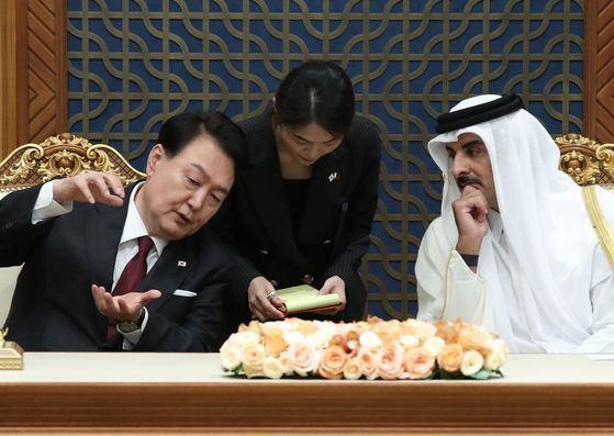 Korean President Yoon Suk Yeol, left, holds talks with Qatari Emir Sheikh Tamim bin Hamad Al Thani in Doha on Oct. 25, 2023. [YONHAP] 
