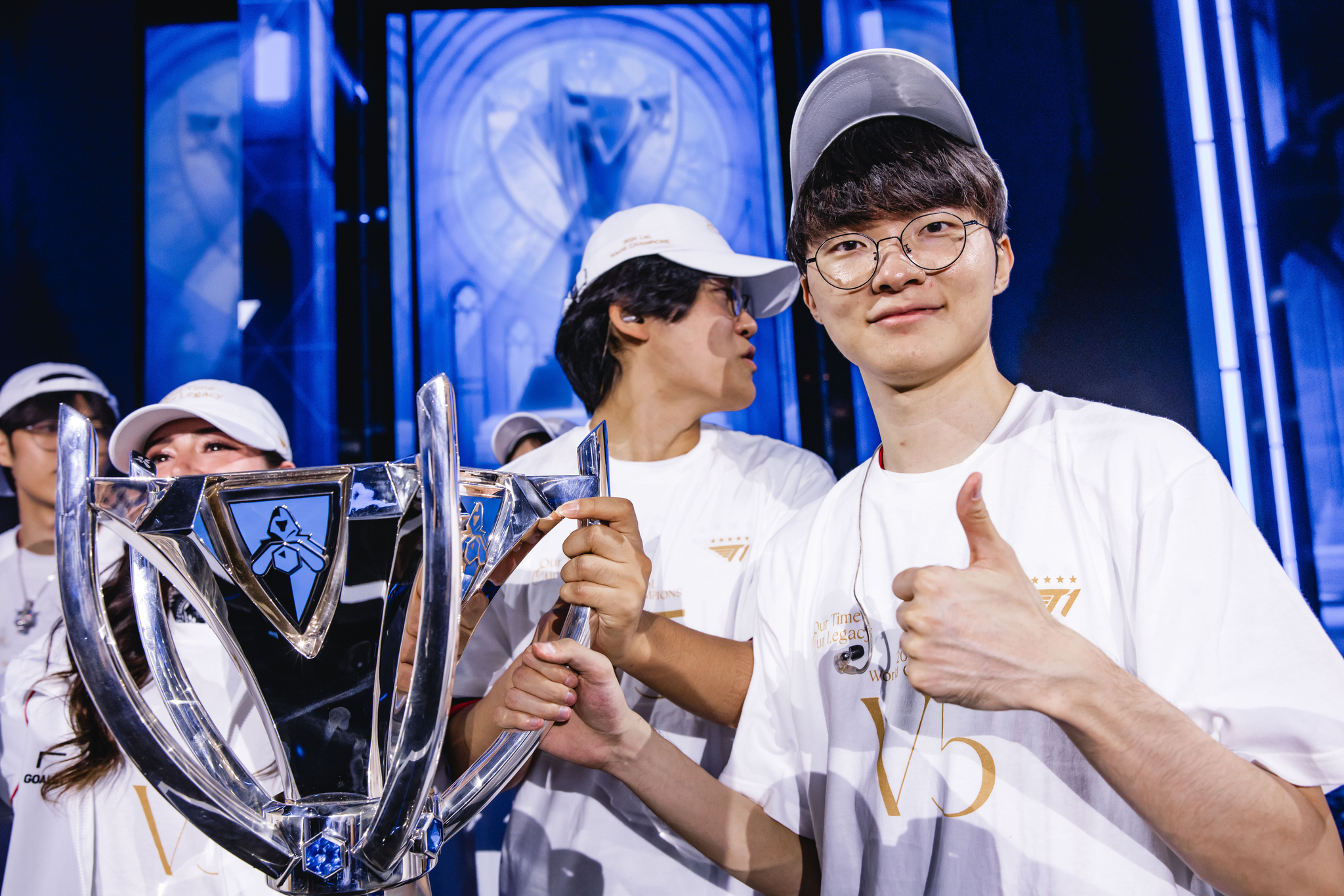 League of Legends player Lee “Faker” Sang-hyeok poses for a photo after winning the 2024 League of Legends World Championship final at London’s O2 Arena on Sunday. [RIOT GAMES]