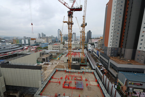 Demolition work is in progress on Nov. 4, 2024, at the site of an apartment building that collapsed in the southwestern city of Gwangju in 2022, leaving six workers dead and another injured. [YONHAP]