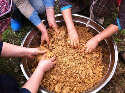 People make doenjang, a traditional Korean soybean paste. [NATIONAL HERITAGE SERVICE] 