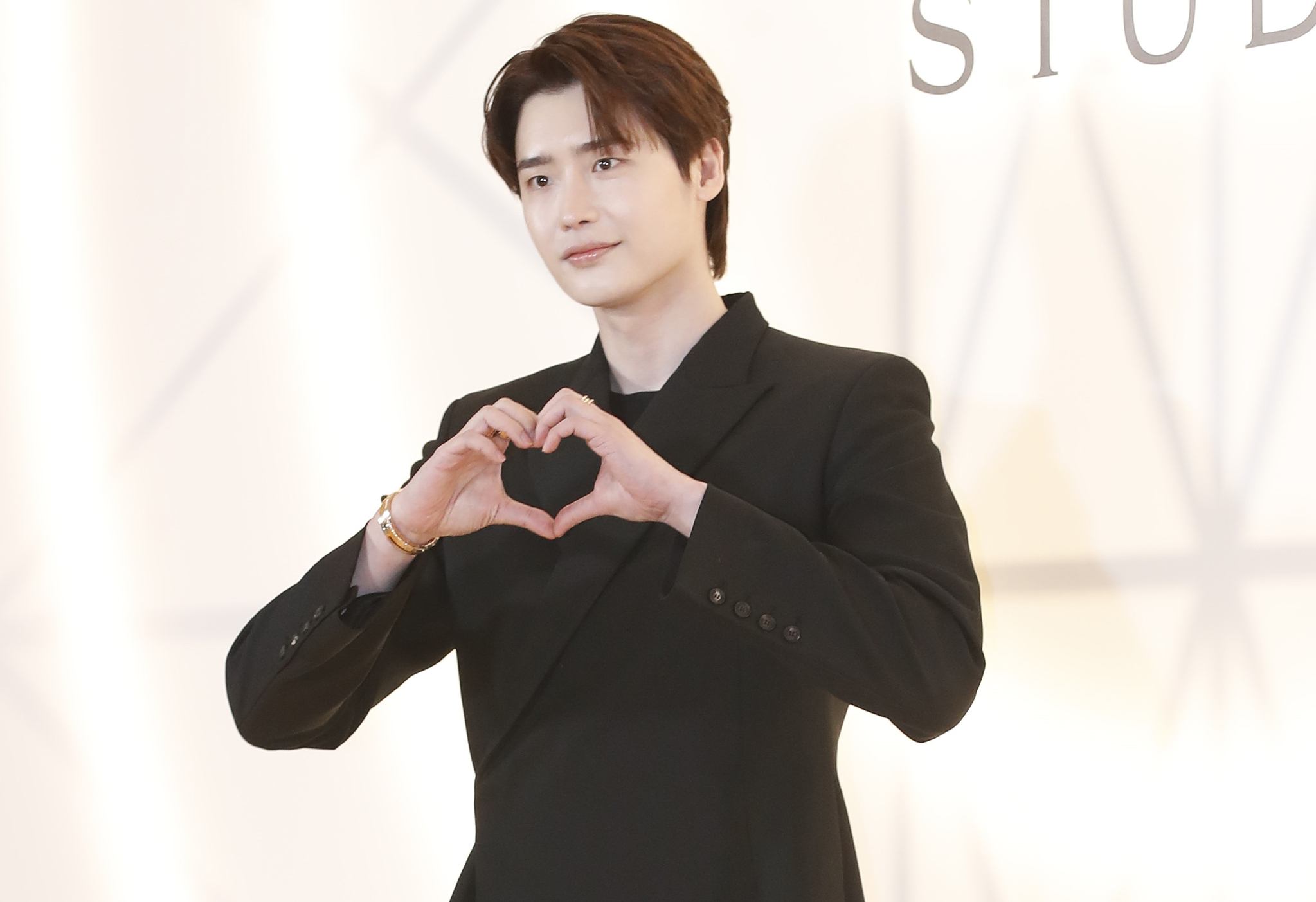 Actor Lee Jong-suk poses for a photo during a jewelry brand event held in Gwangjin District, eastern Seoul, on March 14. [NEWS1]