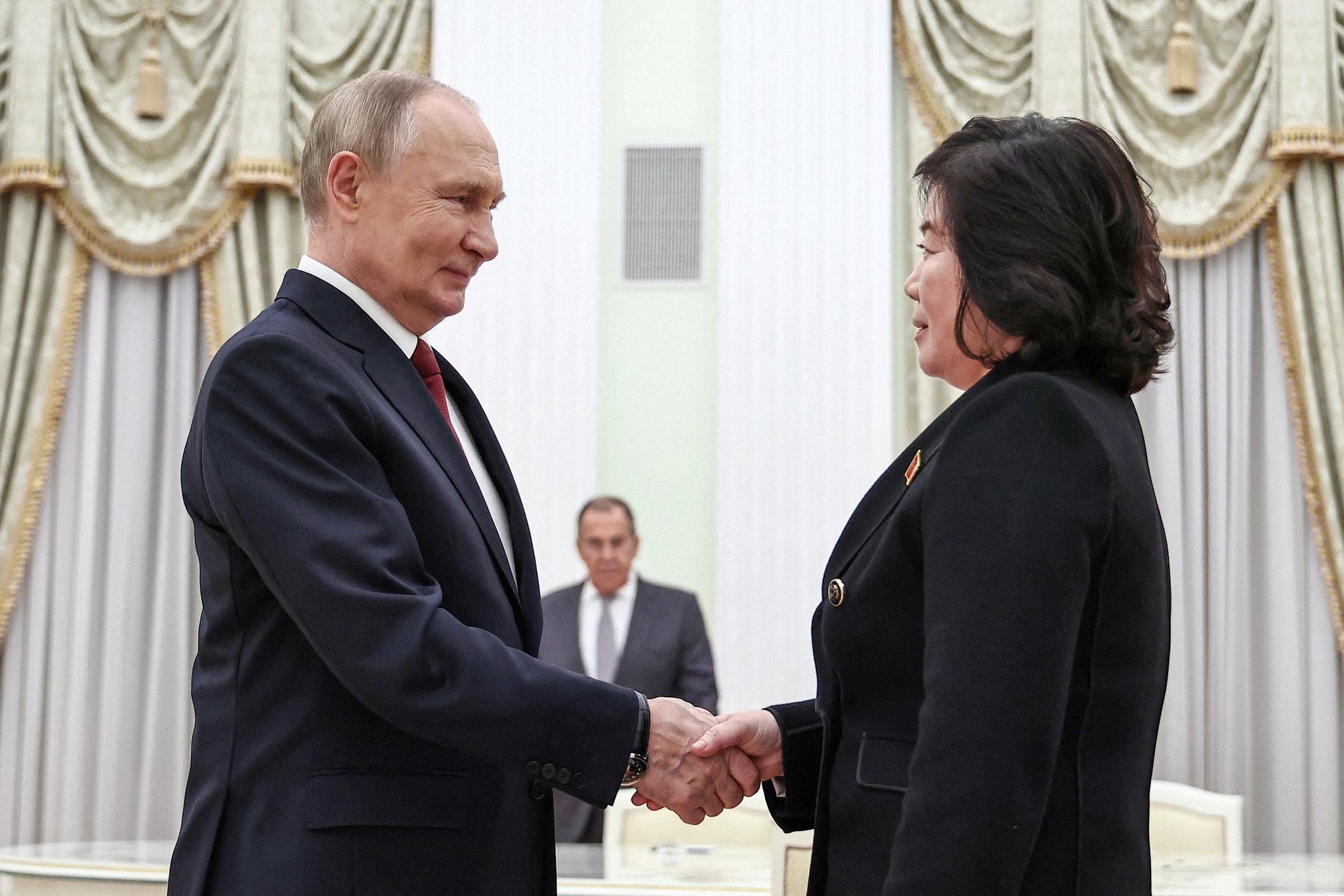 Russian President Vladimir Putin, left, shakes hands with North Korean Foreign Minister Choe Son-hui during a meeting in Moscow, Russia, on Monday. [REUTERS/YONHAP]