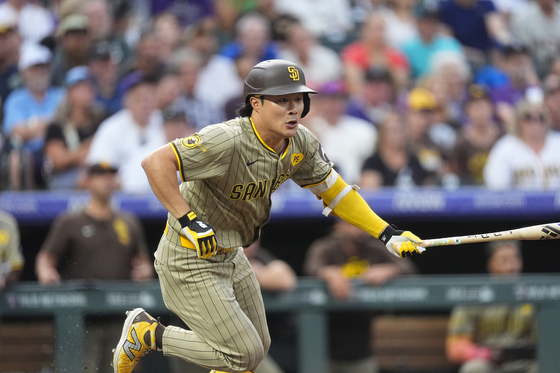 San Diego Padres' Kim Ha-seong doubles off Colorado Rockies starting pitcher Kyle Freeland in the second inning of a baseball game on Aug. 17 in Denver. [AP/YONHAP]