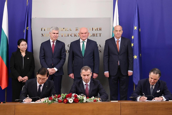 Hyundai Engineering and Construction CEO Yoon Young-joon, far left in the front row, signs a deal with officials of Bulgaria's state nuclear power plant builder to build two reactors in Sofia, Bulgaria. [HYUNDAI ENGINEERING AND CONSTRUCTION]