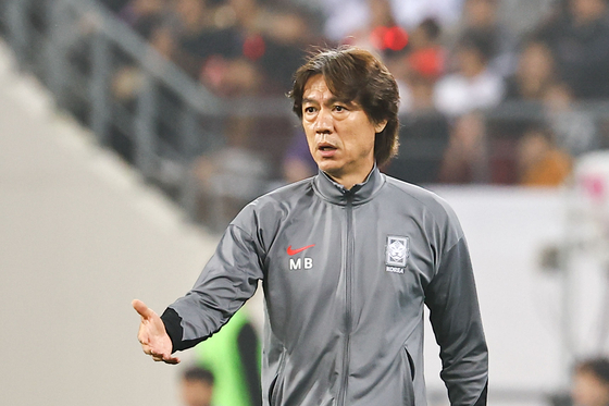 Korean national team manager Hong Myung-bo instructs his players during a 2026 World Cup qualifier against Iraq at Yongin Mireu Stadium in Yongin, Gyeonggi on Oct. 15. [JOONGANG ILBO] 