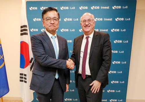 Finance Minister Choi Sang-mok, left, shakes hands with Inter-American Development Bank President Ilan Goldfajn ahead of their meeting in Washington, D.C., on April 17. [MINISTRY OF ECONOMY AND FINANCE]