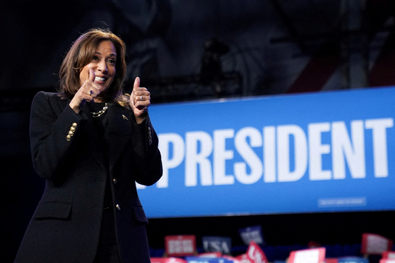 Democratic presidential nominee U.S. Vice President Kamala Harris gestures during a campaign rally at Muhlenberg College in Allentown, Pennsylvania, U.S., Nov. 4, 2024. [REUTERS/YONHAP]