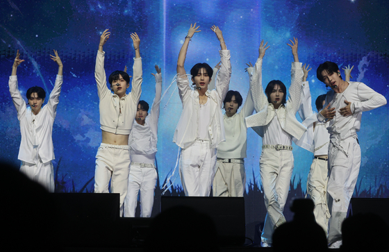 Boy band EPEX performs its new track ″Universe″ during a showcase held on Nov. 5 in central Seoul for the release of its second full-length album, “Youth Chapter 2: Youth Deficiency.″ [NEWS1]