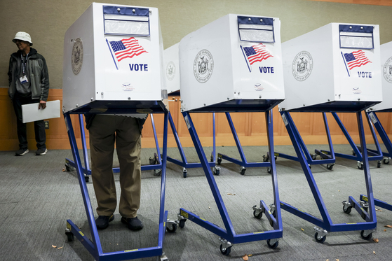 Voters cast ballots at a polling site in the Metropolitan Museum of Art on Election Day in New York, United States on Nov. 5, 2024. oters across the country are casting ballots today for President of the United States in a tightly contested race between Republican presidential candidate Donald J. Trump and Democratic presidential candidate US Vice President Kamala Harris, as well as for candidates in Senate and Congressional races. [EPA/YONHAP]