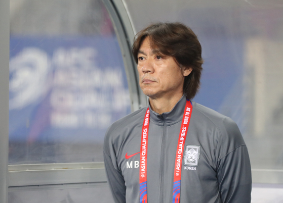 Korean national team manager Hong Myung-bo watches the 2026 World Cup qualifer between Korea and Iraq at Yongin Mireu Stadium in Yongin, Gyeonggi on Oct. 15. [NEWS1]