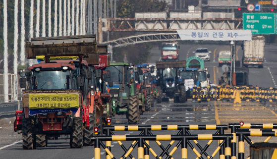 Residents of Paju, northern Gyeonggi, protest with tractors to block activists from sending anti-regime flyers across the inter-Korean border last Thursday. [NEWS1]