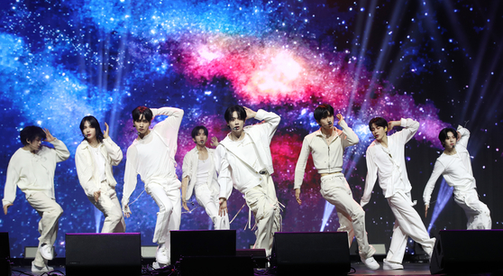 Boy band EPEX performs its new track ″Universe″ during a showcase held on Nov. 5 in central Seoul for the release of its second full-length album, “Youth Chapter 2: Youth Deficiency.″ [NEWS1]