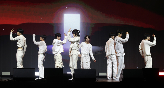Boy band EPEX performs its new track ″Universe″ during a showcase held on Nov. 5 in central Seoul for the release of its second full-length album, “Youth Chapter 2: Youth Deficiency.″ [NEWS1]