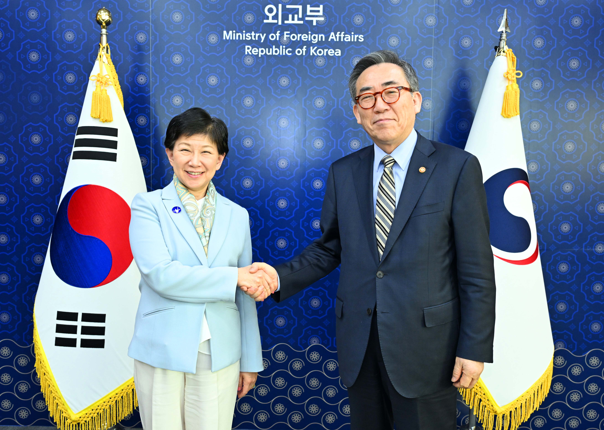 Minister Cho Tae-yul, right, shakes hands with U.N. High Representative for Disarmament Affairs Izumi Nakamitsu before their meeting on the sidelines of the 23rd South Korea-U.N. disarmament conference held in Seoul on Tuesday. [MINISTRY OF FOREIGN AFFAIRS]
