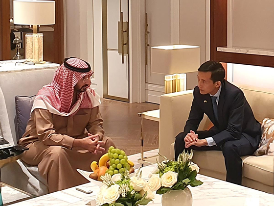 Hanwha Group Vice Chairman Kim Dong-kwan, right, and Abdullah bin Bandar Al Saud, Saudi minister of the National Guard, discuss the defense industry at Lotte Hotel in central Seoul. [YONHAP]