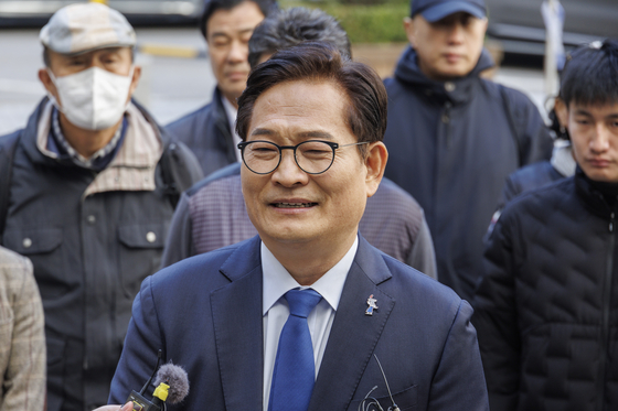 Song Young-gil, a former leader of the liberal Democratic Party, arrives at the Seoul Central District Court in Seocho District, southern Seoul, on Wednesday, ahead of a final hearing on a cash-for-votes scandal surrounding the party's 2021 leadership election. [YONHAP] 
