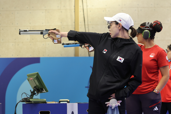 Korea's Kim Ye-ji competes in the final round of the women's 10-meter air pistol at the Paris Olympics on July 28. [YONHAP]
