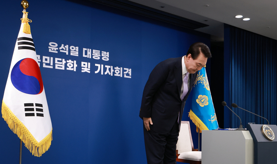 President Yoon Suk Yeol bows as he makes a public apology during a televised press conference at the Yongsan presidential office in central Seoul on Thursday. [YONHAP]