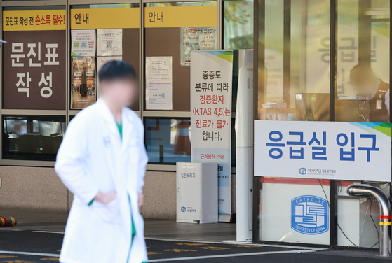 A medical professional walks in front of an emergency room in a general hospital in Seoul on Wednesday. [YONHAP] 