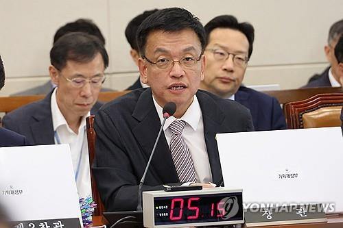 Finance Minister Choi Sang-mok speaks during a parliamentary session in Seoul on Wednesday. [YONHAP]
