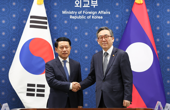 Foreign Minister Cho Tae-yul, right, shakes hands with his visiting Laos counterpart, Saleumxay Kommasith, prior to their talks in Seoul on Nov. 6.  [NEWS1]