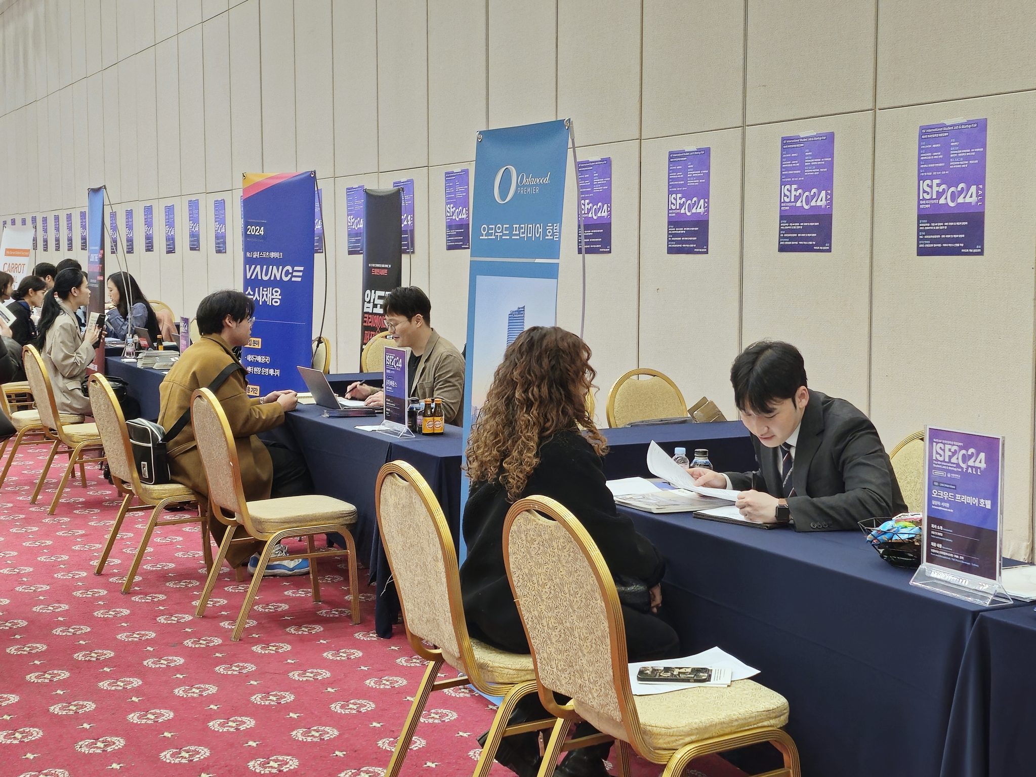Students meet recruiters at the ISF Fall 2024 career fair for international students at Sejong University in Gwangjin District, eastern Seoul, on Thursday. [LEE TAE-HEE]