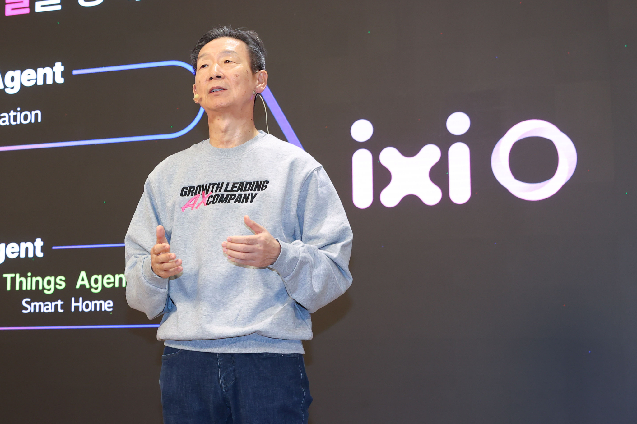 LG U+ CEO Hwang Hyeon-sik introduces the company's AI agent, "ixi-O," at the press event held at the company’s headquarters in Yongsan District, central Seoul. [LG U+]