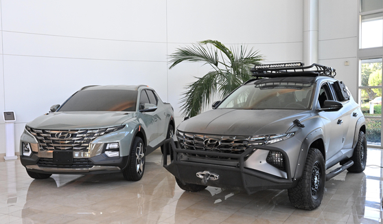 A model of Hyundai Motor's Santa Cruz pickup truck, left, and a model of Tucson XRT at the Hyundai Design and Technical Center in Irvine, California. [HYUNDAI MOTOR]
